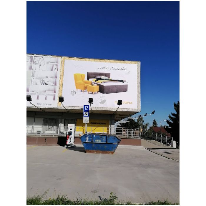 Drevona banner az épületen