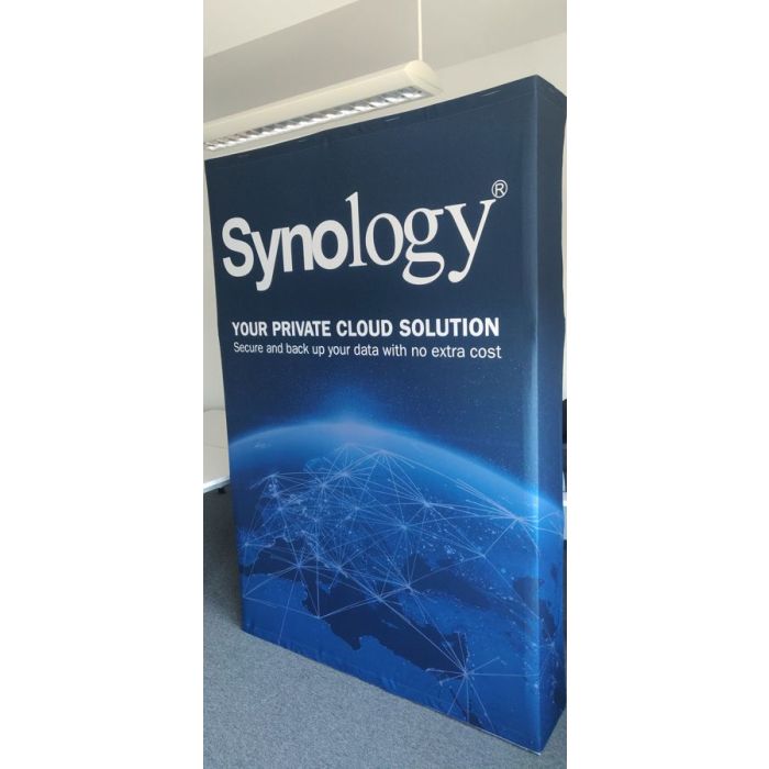 Synology Hop Up reklám fal oldalnézetből