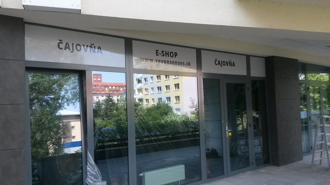 kirakatok perforált fóliával való borítása