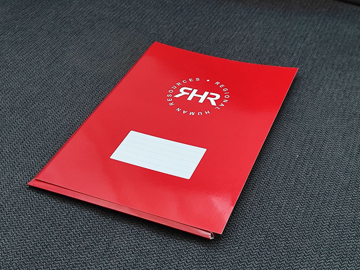 Piros irattartó mappa Regional Human Resources felirattal