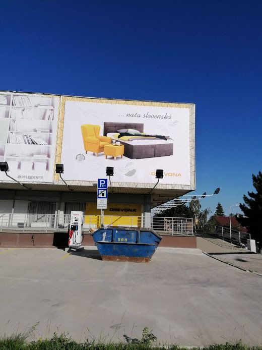 Drevona banner az épületen