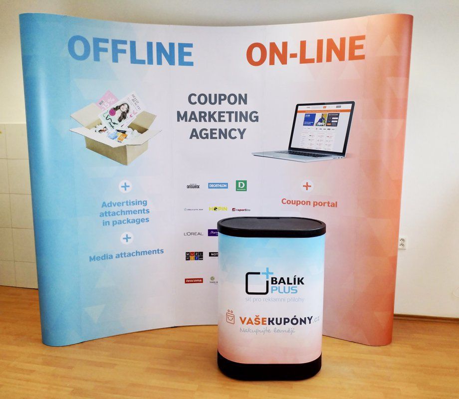Coupon Marketing Agency Pop Up sajtófal kiállítási pulttal