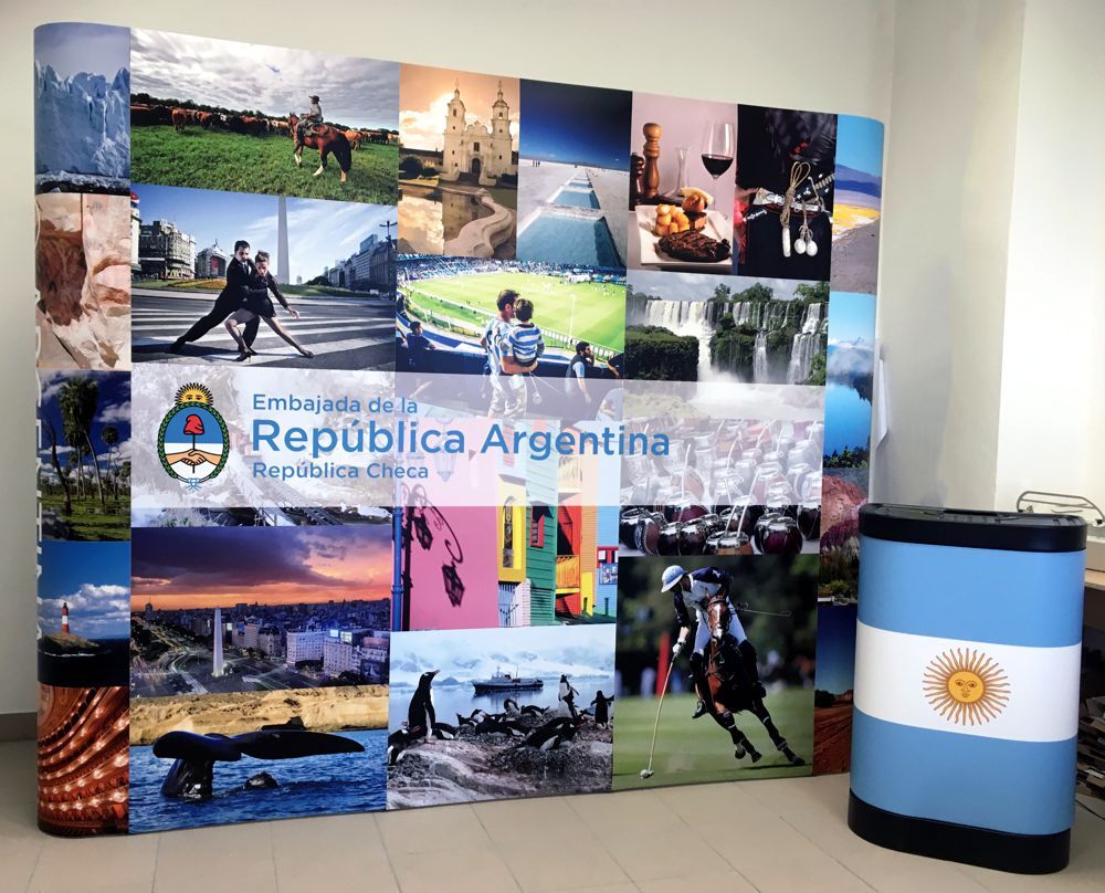 Republica Argenitina Pop Up sajtófal kiállítási pulttal