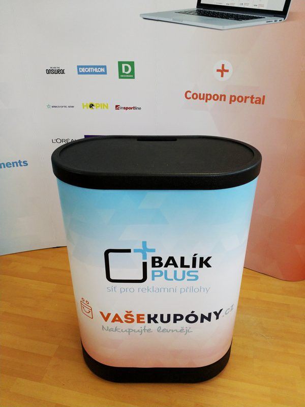 A Pop Up sajtófal kiállítási pultusa