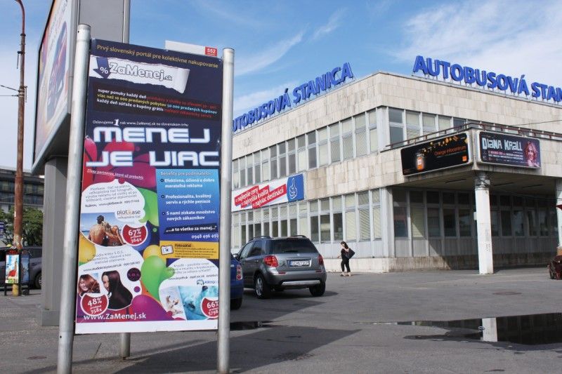 1,2x2,5m méretű plakát a buszpályaudvaron