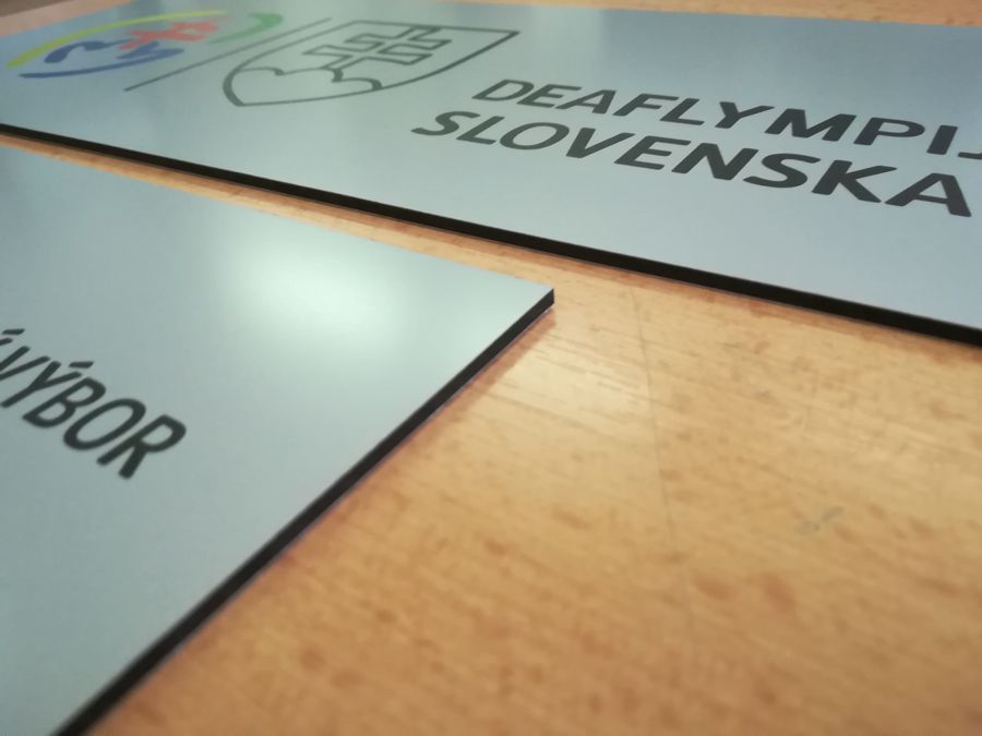 szürke dibond közvetlen nyomtatással