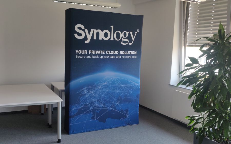 Synology Hop Up reklám fal