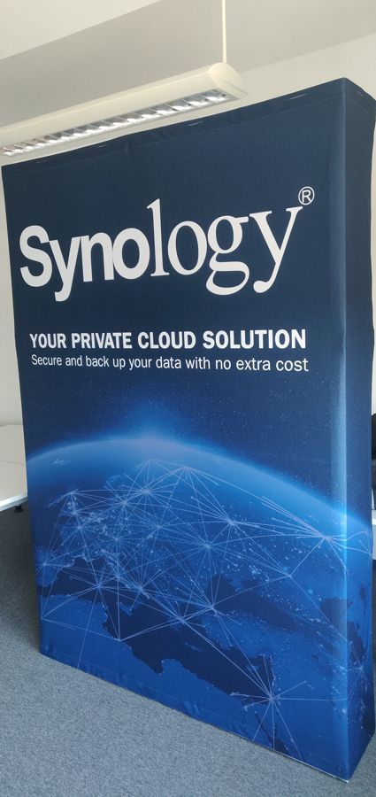 Synology Hop Up reklám fal oldalnézetből