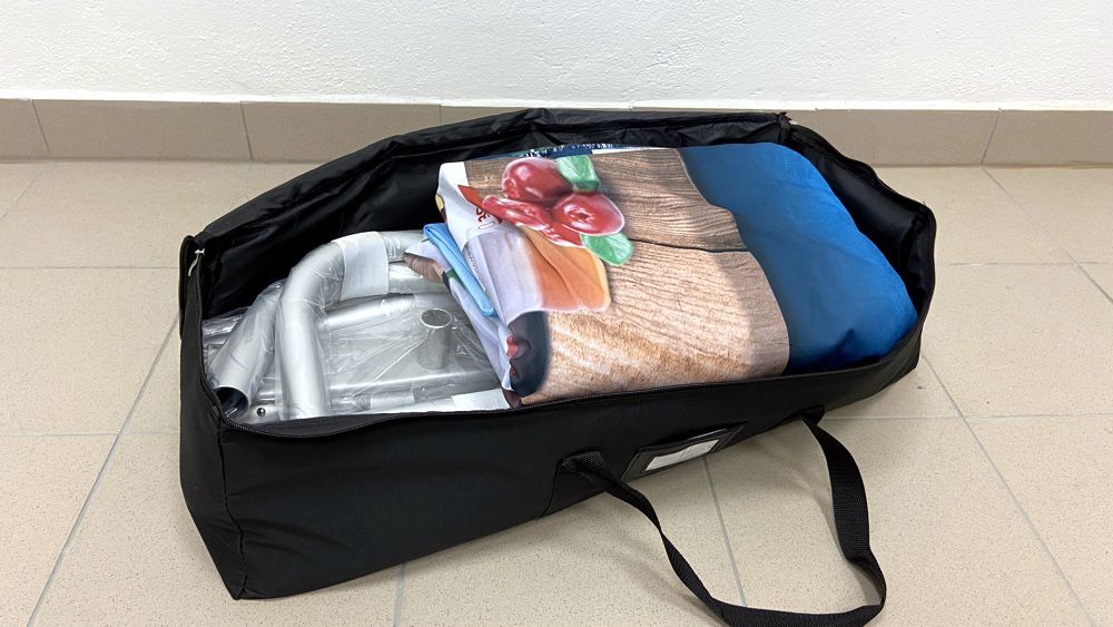 Feszített textil háttérfal hordtáskába csomagolva
