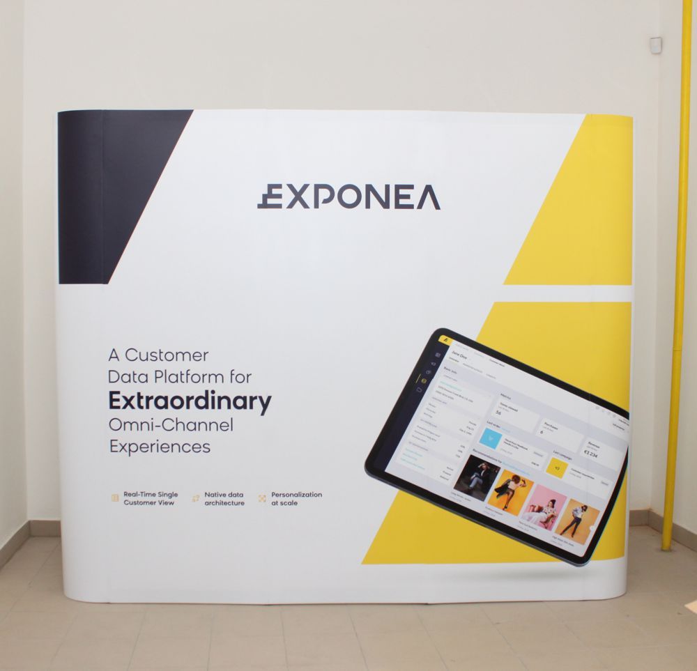 Exponea Pop Up sajtófal