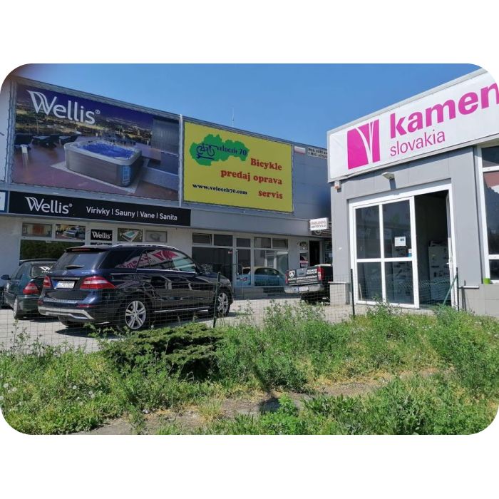 Nyomtatott reklám banner az üzlet bejárata fölöt