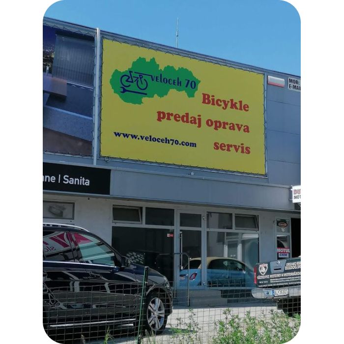 Nyomtatott reklám banner az üzlet bejárata fölé helyezve