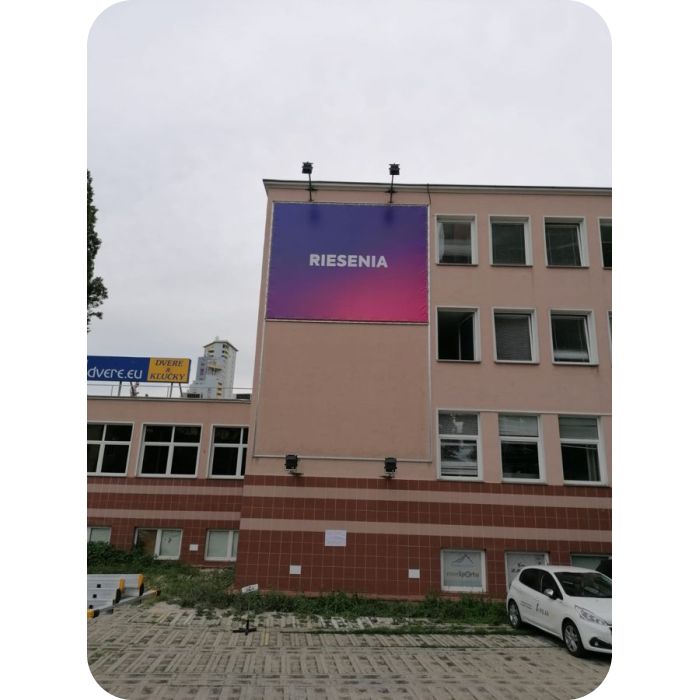 Nyomtatott molinó a ház falára helyezve