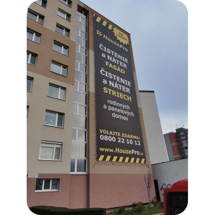 Nagyméretű reklámponyva HousePro a ház falára helyezve
