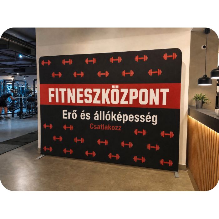 Feszített textil háttérfal – fitneszközpontban