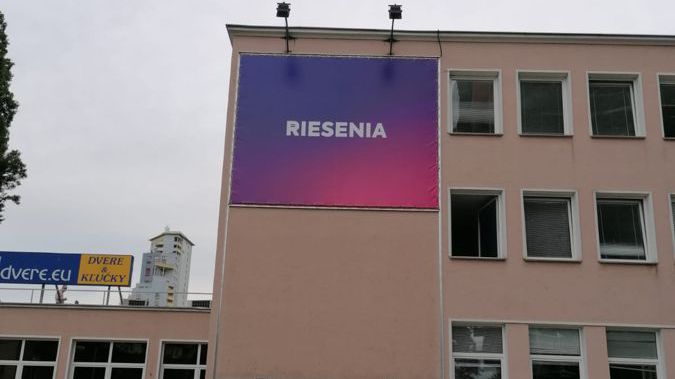 banner na fasáde